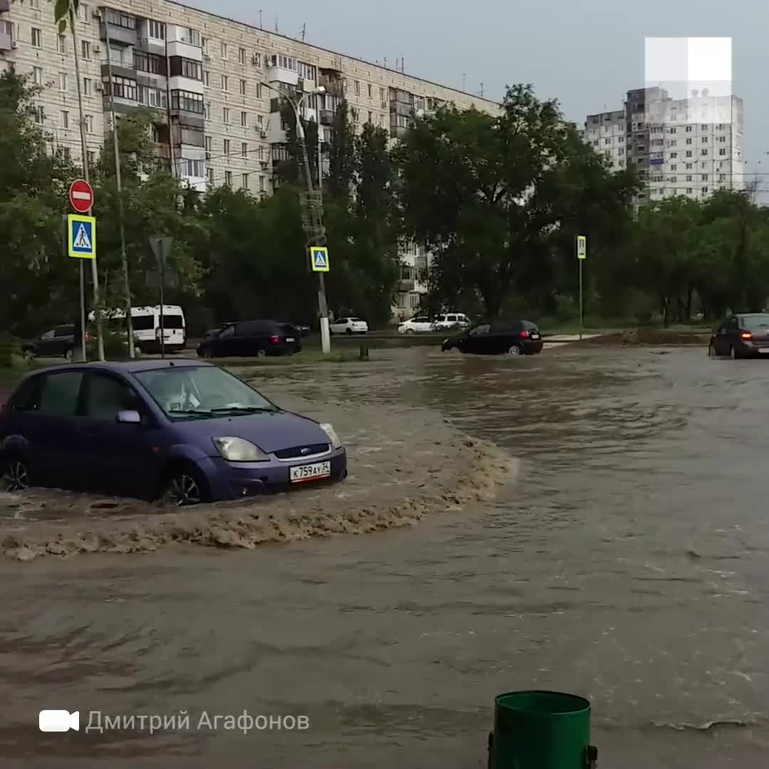 В Кировском районе Волгограда затопило перекресток - 2 июня 2021 - V1.ру