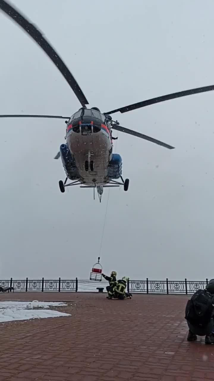 Над Архангельском низко летает вертолет Ми-8: видео с масштабных учений МЧС  для рабочей группы БРИКС - 16 апреля 2024 - 29.ру