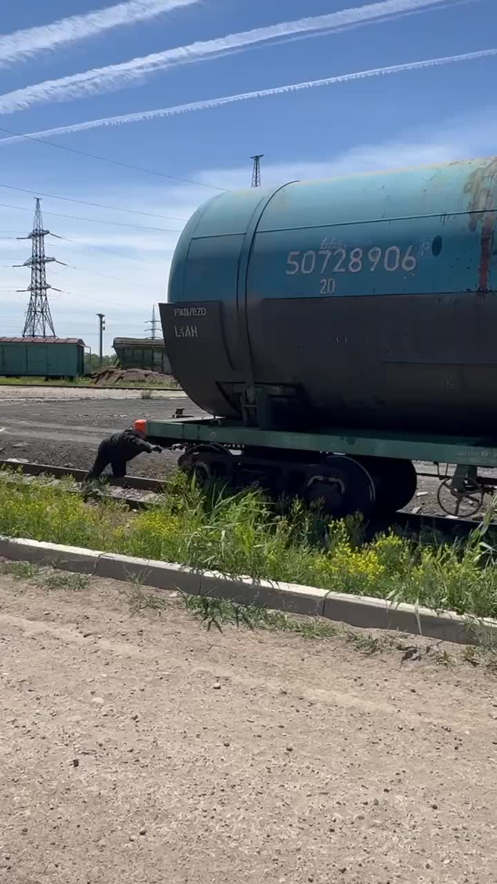 Под Волгоградом мужчина в одиночку сдвинул многотонный вагон — видео - 26  мая 2024 - V1.ру