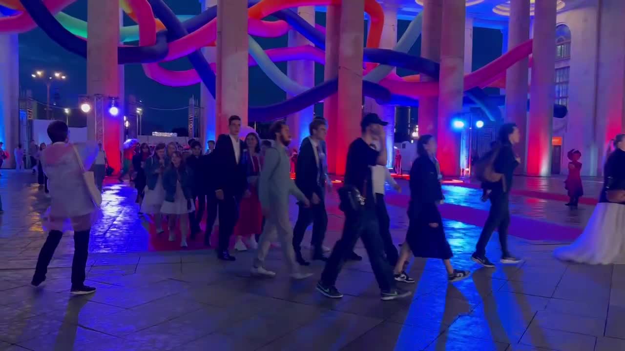 Выпускной В Парке Горького В Москве: Фото, Видео, Что Происходит.