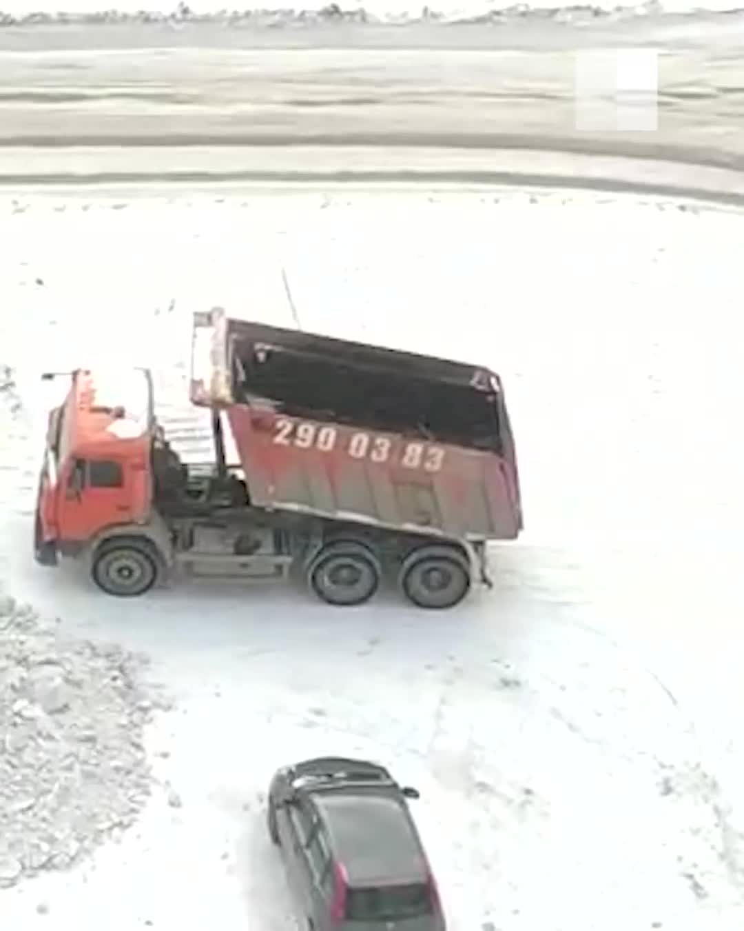 В Екатеринбурге автостоянку, где вандалы устроили погром, закидали снегом -  12 января 2023 - Е1.ру