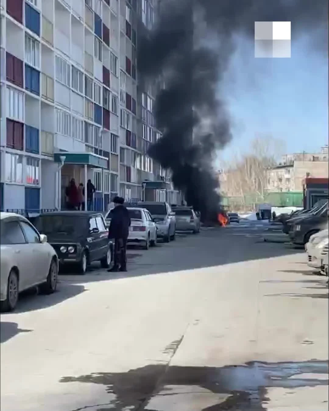 Машина загорелась во дворе 17-этажки на Первомайке в Новосибирске — видео  пожара - 1 апреля 2023 - НГС.ру