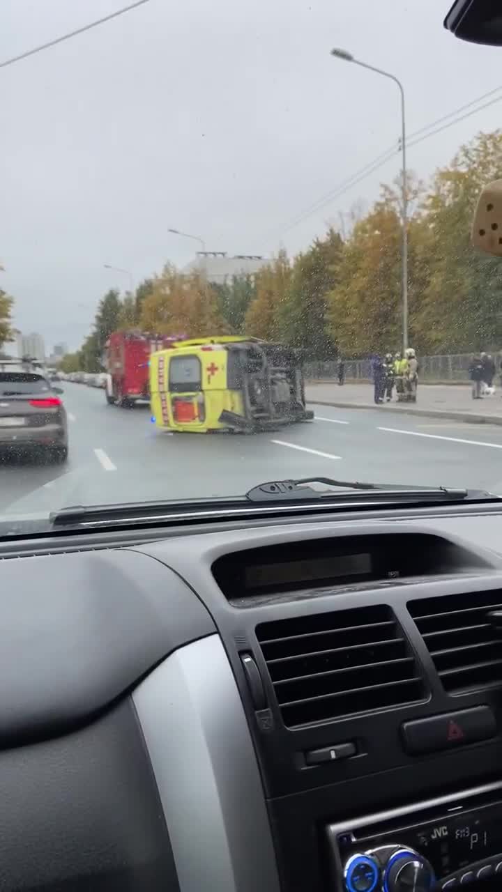 На проспекте Солидарности легковушка опрокинула реанимацию с тяжелым  пациентом — Мегаполис