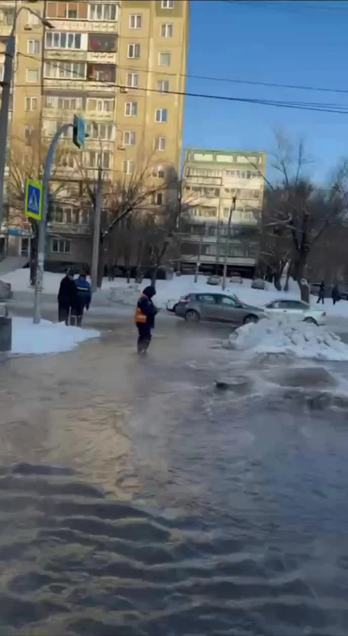 Затопило улицу Чичерина в Челябинске: причины, видео - 9 декабря 2023 -  74.ру