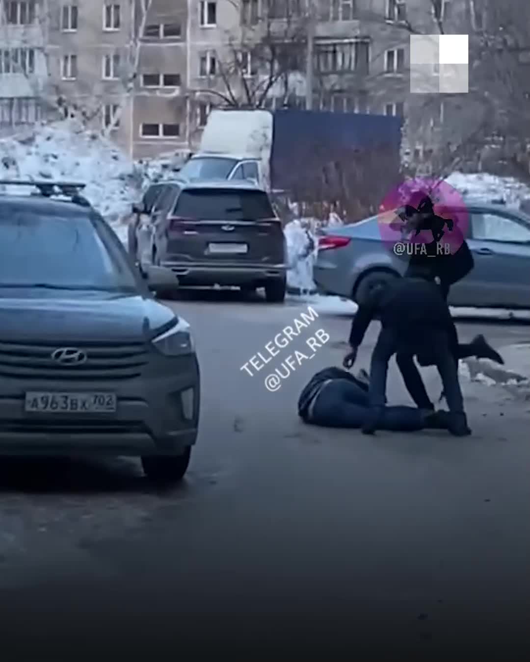 Прохожие в Уфе избили парня, который якобы приставал к прохожим и «побил  деда»: видео - 5 февраля 2023 - УФА1.ру