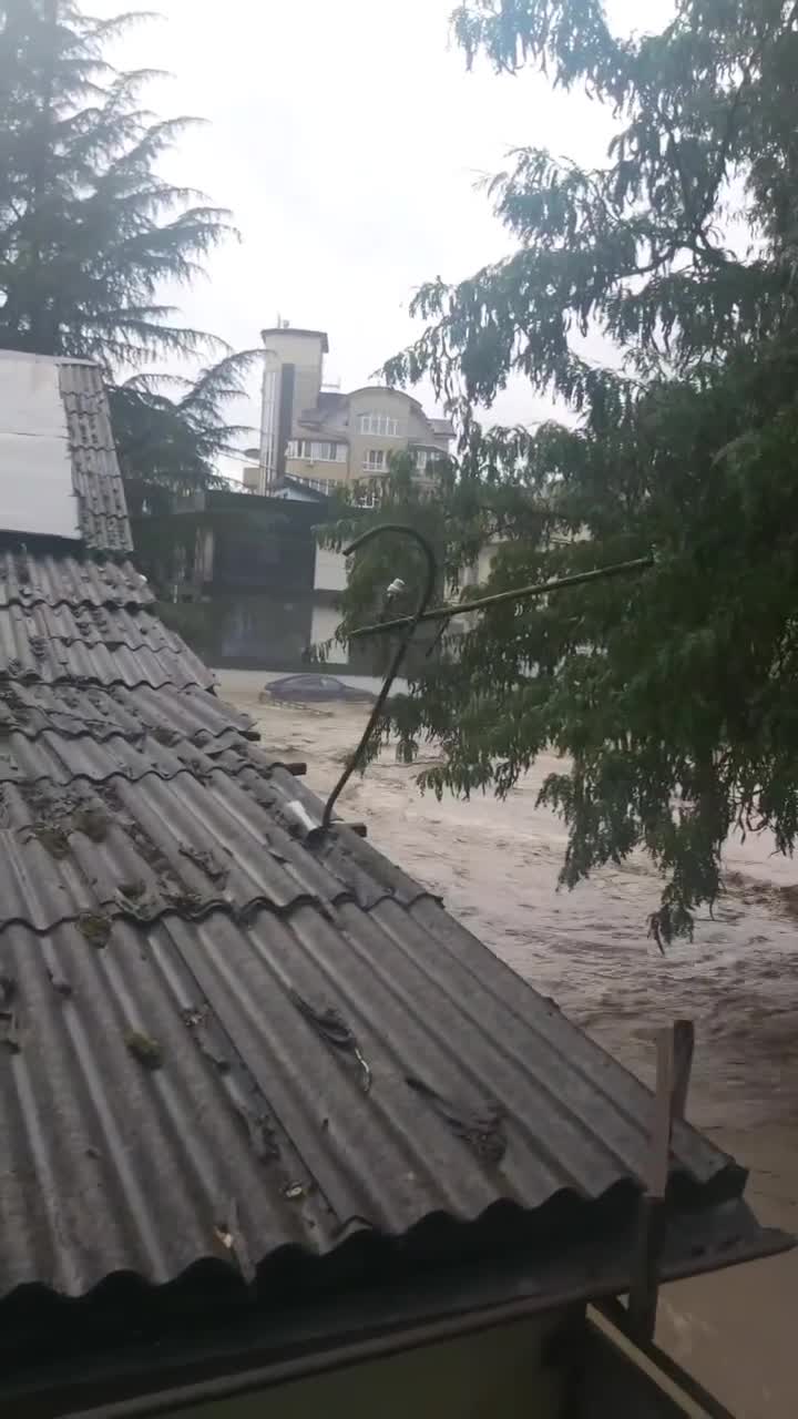 Жители Дагомыса делятся видео плавающих по улицам машин 11 июня 2022 г - 11  июля 2022 - 93.ру