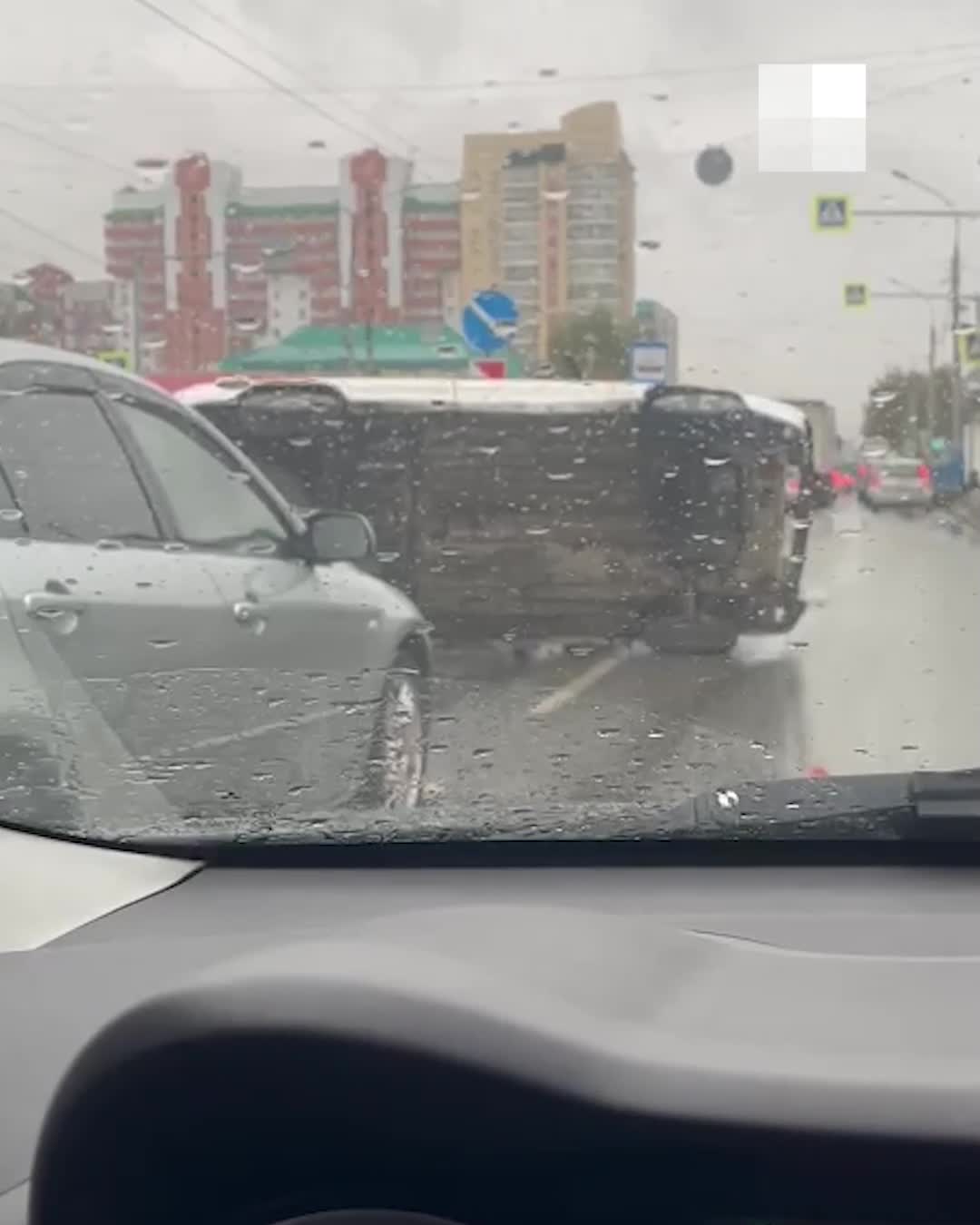 В Новосибирске перевернулся ВАЗ на Гурьевской — водитель и его пассажиры  скрылись с места аварии - 25 сентября 2023 - НГС.ру