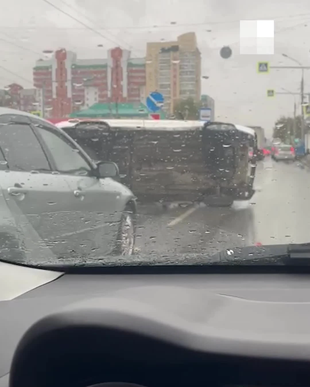 В Новосибирске перевернулся ВАЗ на Гурьевской — водитель и его пассажиры  скрылись с места аварии - 25 сентября 2023 - НГС.ру