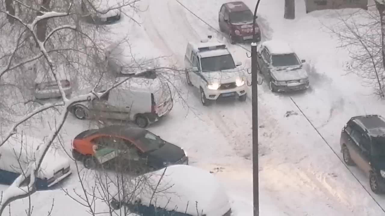 В Екатеринбурге девушка на каршеринге перекрыла дорогу, ее спасли трое  полицейских: доброе видео - 30 декабря 2023 - Е1.ру