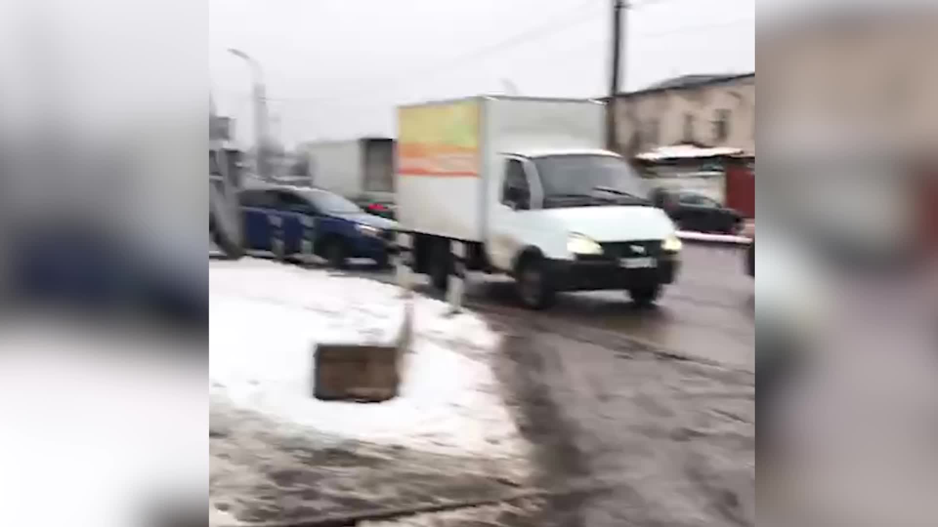 Воронежцы вынуждены стоять в пробке из-за небольшой, но глубокой ямы  Блокнот.