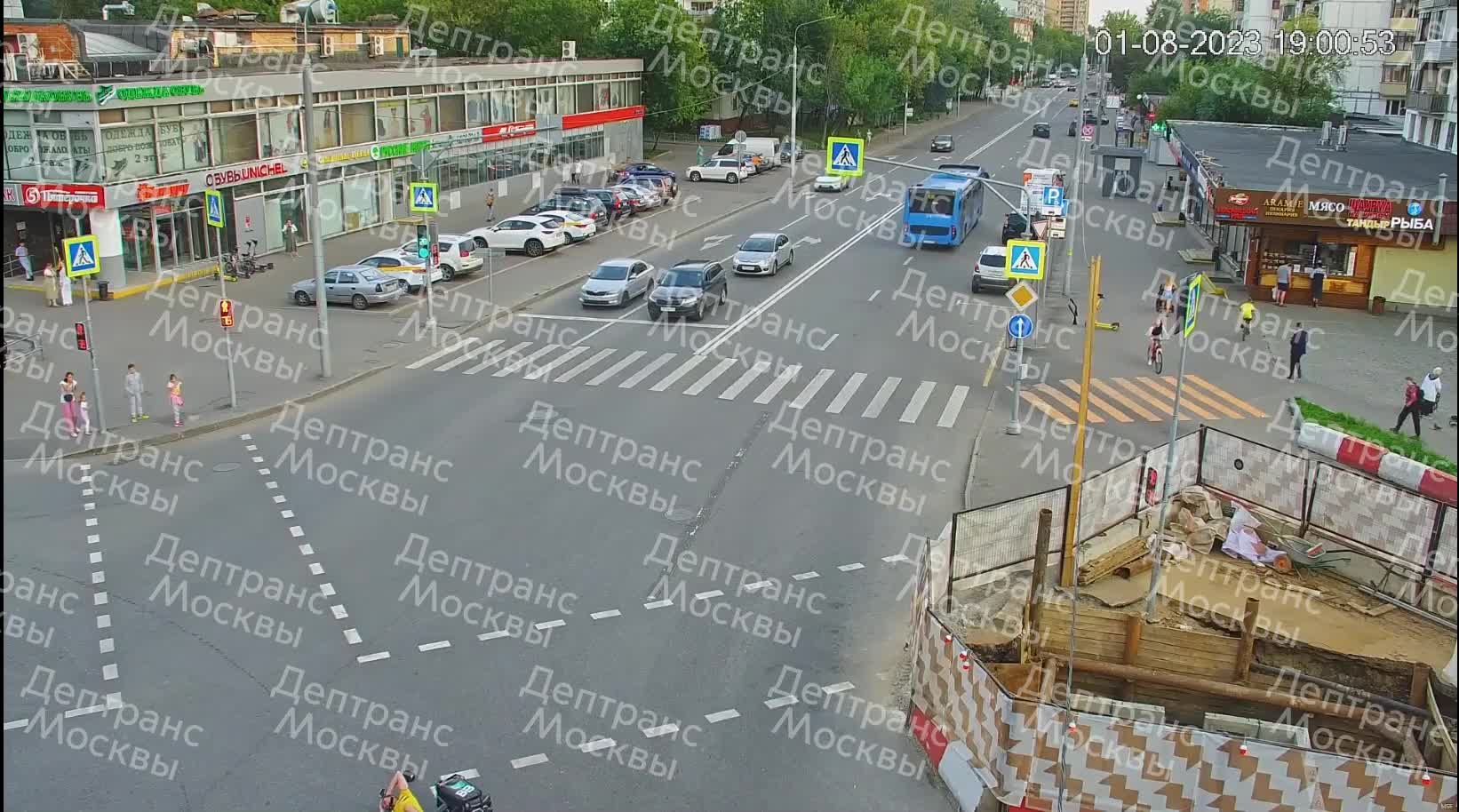 В Москве курьер на велосипеде сбил женщину, которая ехала на  электросамокате с ребенком: ПДД 2023, происшествия, как пересекать дорогу  на самокате, штраф за вождение - 1 августа 2023 - МСК1.ру