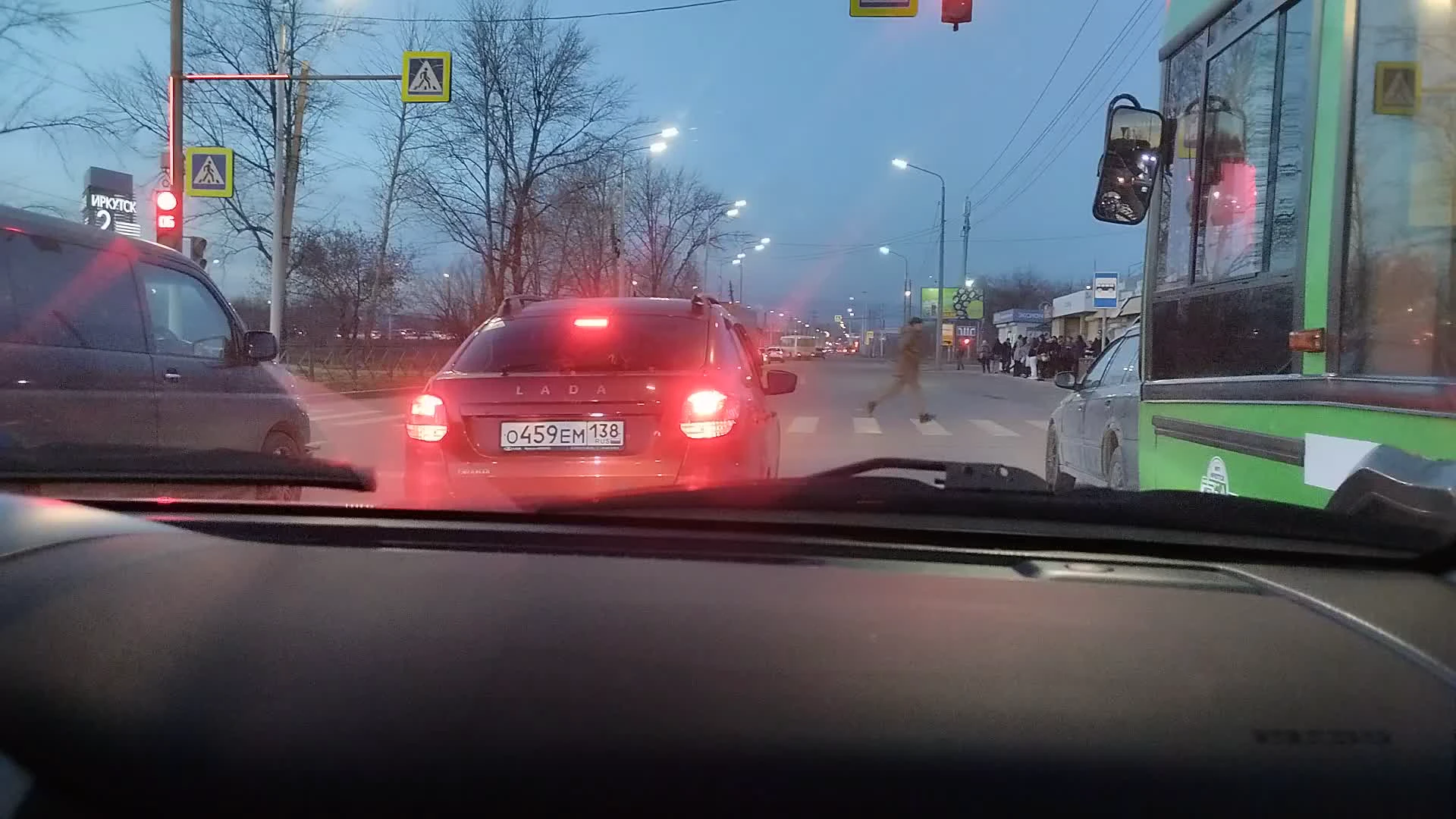 Водители на улице Трактовой в Иркутске массово нарушают ПДД по выделенной  полосе: какой за это полагается штраф? - 26 октября 2023 - ИРСИТИ.ру