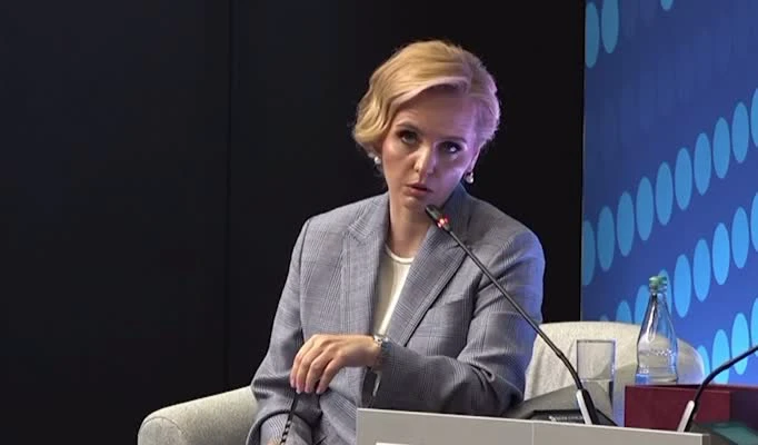 Старшая дочь Владимира Путина выступила модератором на ПМЭФ-2025: видео |  STARHIT