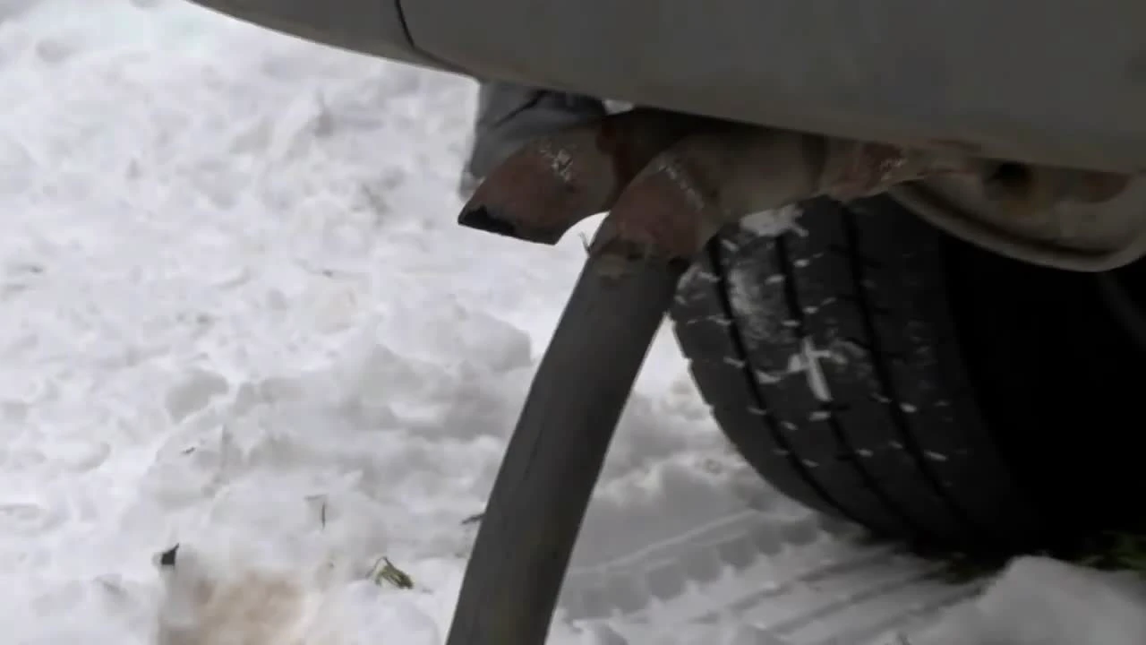 Что делать, если машина примерзла в снегу и невозможно тронуться?