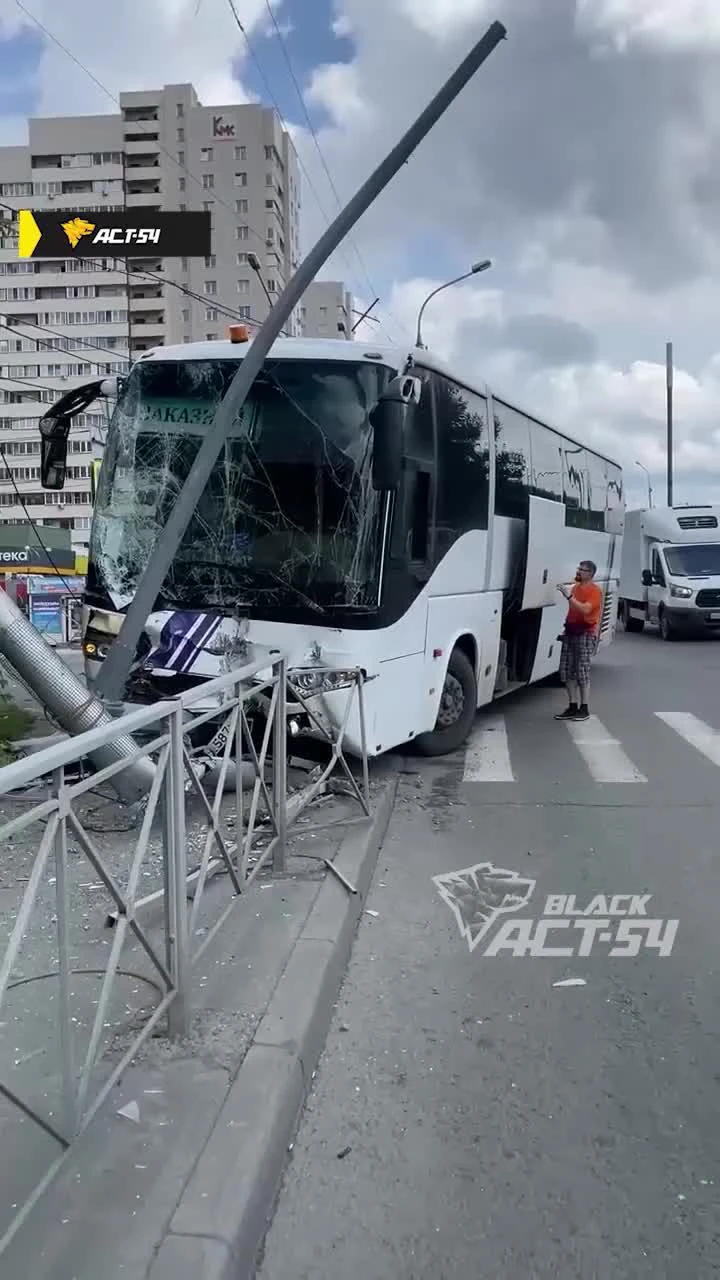 На Первомайке в Новосибирске автобус врезался в столб — что известно - 19  июля 2024 - НГС.ру